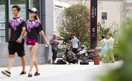 Menangis Saat Mengemis, Ternyata Makan Malamnya di Hotel Bintang Lima