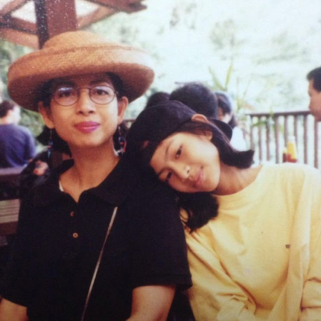 Coba Tebak Gan Siapakah Gadis Manis di Tengah Ayah Ibunya Ini ?