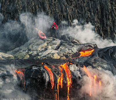 &#91;Must See&#93; Ekstrim, Mendayung Perahu di Antara Lelehan Lava