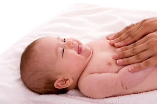 baby-massage-dan-manfaatnya-untuk-bayi