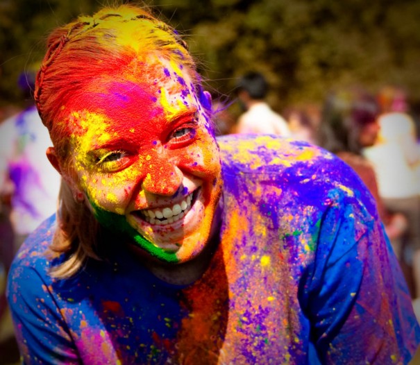 Serunya Festival Lempar Bubuk Warna di India
