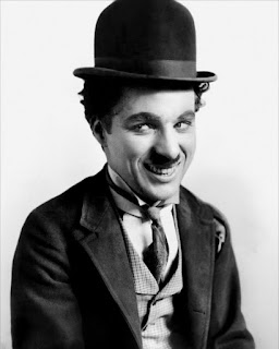 wajah charlie chaplin jika tanpa kumis