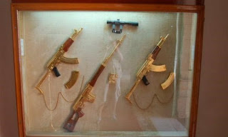 Wow! Saddam Husein Kolektor Senjata Emas