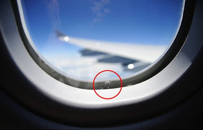 (Fakta Unik) Ini Alasan Mengapa Ada Lubang Kecil Di Setiap Jendela Pesawat
