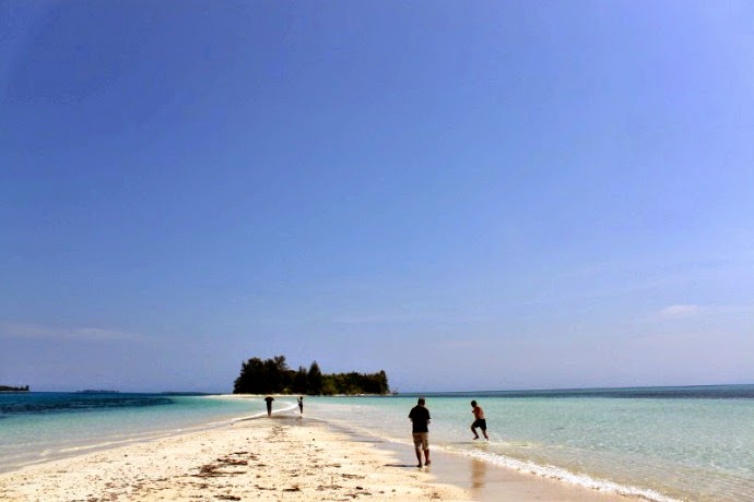 Unik gan! Di pantai ini Agan Bisa Lihat Laut Terbelah dan Jalan ke Tengah Laut