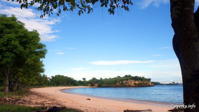 Pantai tangsi, pantai berpasir pink di ujung timur lombok