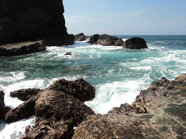 &#91;Travelista&#93; Tanjung Papuma Jember: Eksotisme Pantai Selatan di Kota Tembakau