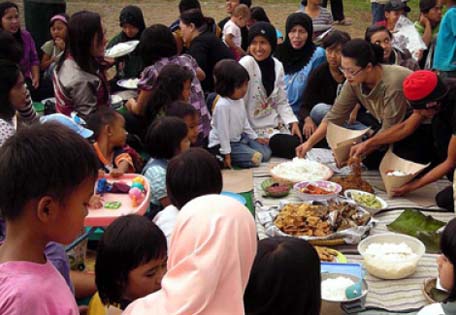 7 Tradisi Menyambut Bulan Ramadhan di Berbagai Daerah Indonesia