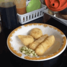 agan-pilih-mana-makan-pempek-kuah-siram-atau-pisah