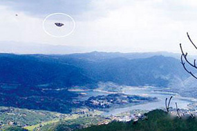Foto+vid terbaru penampakan pesawat ufo di cina 2011