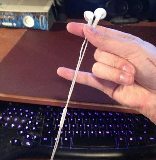 Cara Simpel mengikat Earphone supaya Nggak terbelit-belit