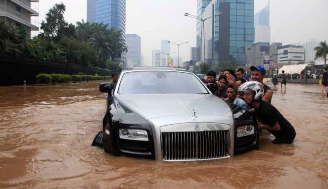 Peluang bisnis paling menguntungkan saat Jakarta Banjir + ngakak