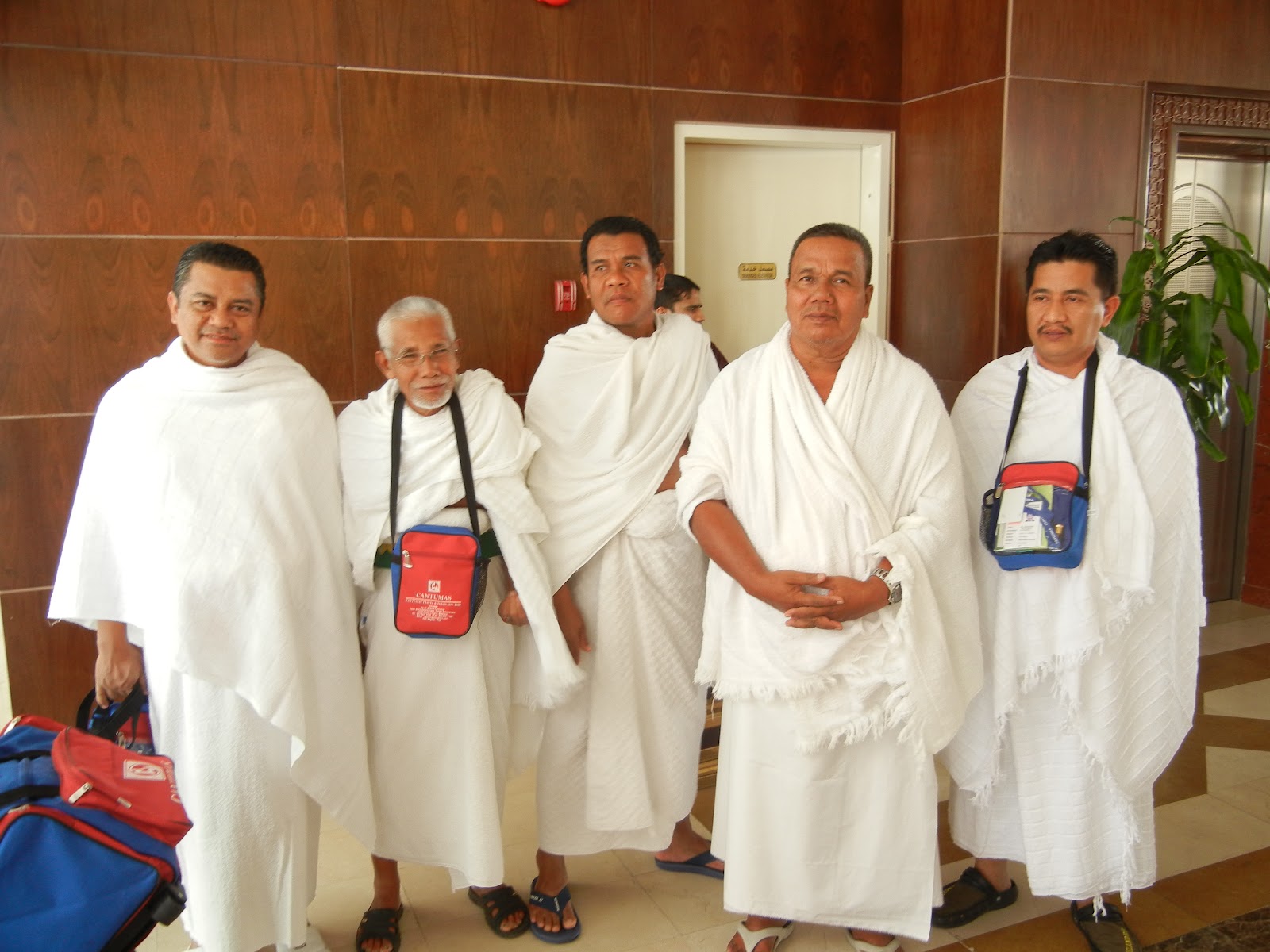 BOLEH GA SIH PAKE PAKAIAN BIASA DALEM MASJIDIL HARAM..??? INI PENAMPAKANNYA GAN.