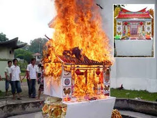Asal – Usul Tradisi Bakar Rumah dan uang Kertas Saat upacara kematian