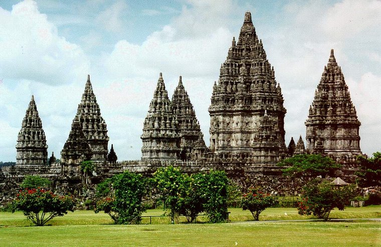 Perbedaan dan Persamaan Candi Borobudur dan Candi Prambanan