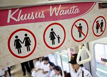 10 tipe penumpang Gerbong WANITA KRL Commuter line yang agan harus tahu
