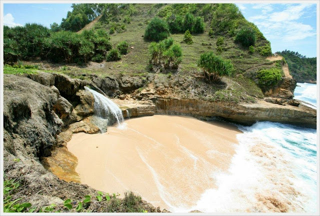 KEINDAHAN PANTAI BANYU TIBO DIPACITAN 