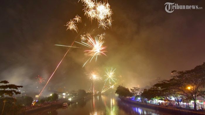 Indahnya Kembang Api Perayaan Tahun Baru 2016 di Berbagai Tempat