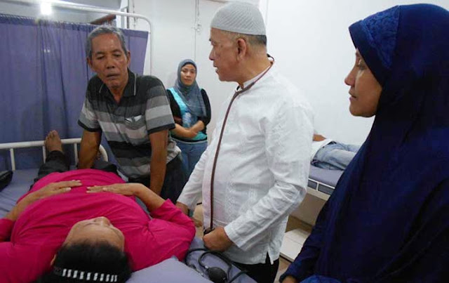 7 Dokter Pribumi Yang Rela Hidup Pas-pasan Demi Menolong Pasien