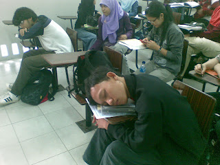 Momen-momen Canggung Saat Kuliah.. -OO- 