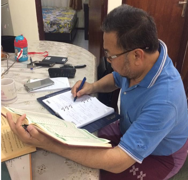 mengharukan-ayah-sakit-tapi-tetap-baca-kitab-kuning-masihkah-kau-hina-ulama