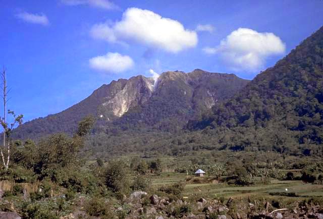 10 Gunung Indonesia Yang Sebaiknya Pesawat Terbang Jangan Melintas