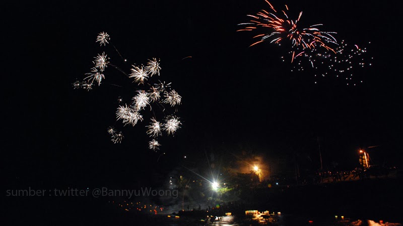 Malam Tahun Baru Sungai Serayu Dibanjiri Lampion Air