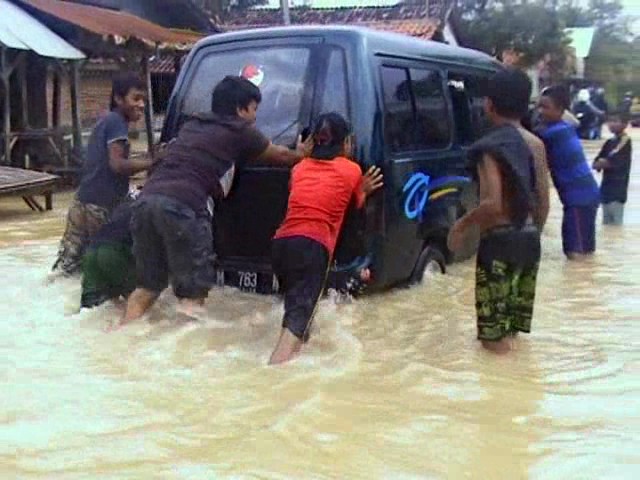Tips Disaat Kendaraan Dihadang Banjir