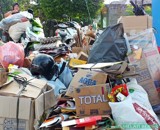 Bayar Uang Sekolah dengan Sampah Plastik