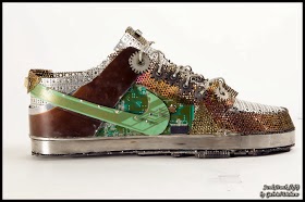 KEREN .... Sepatu ini di Buat dari Leptop Bekas