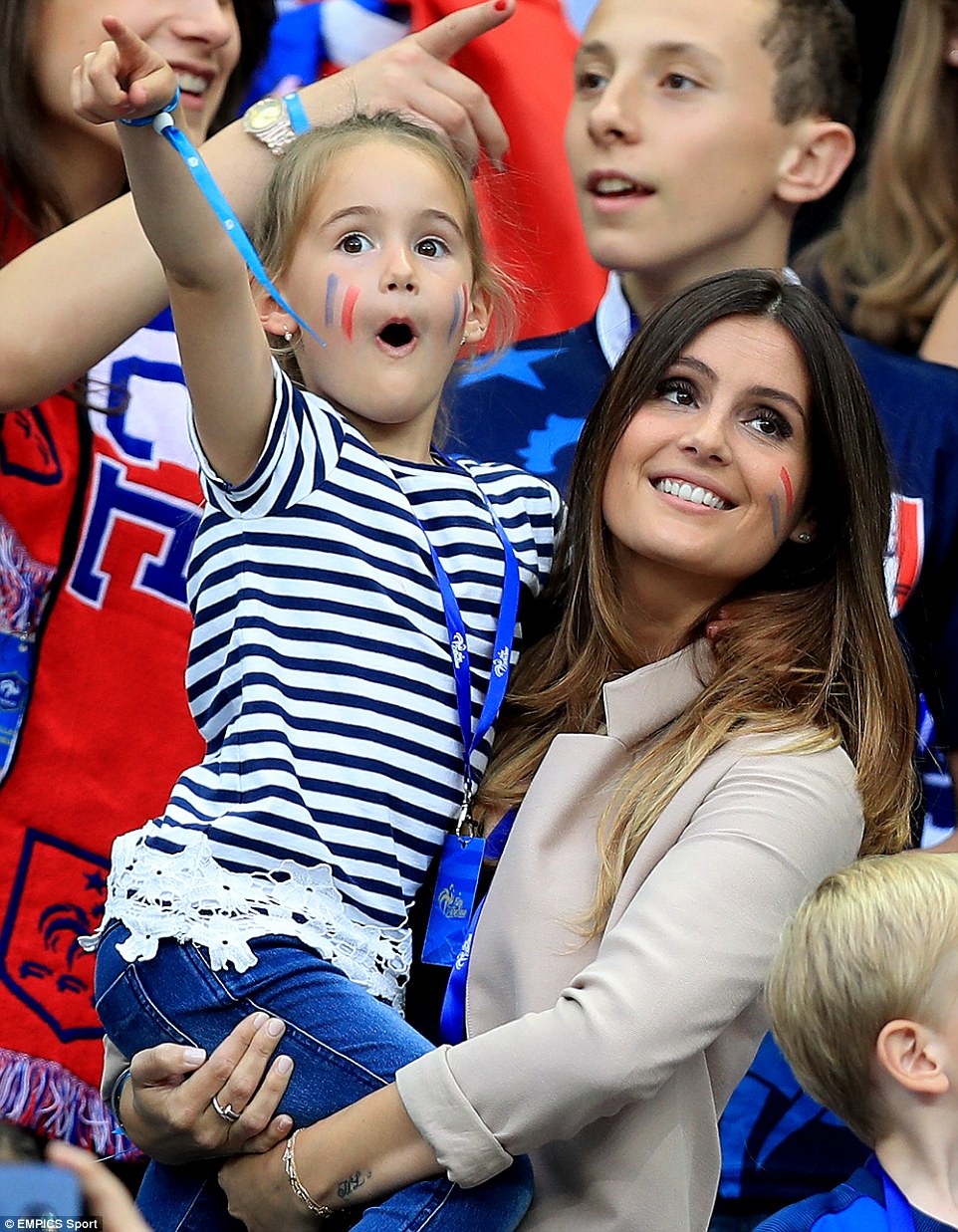 Pantes Semangat Banget, WAGs Pemain Prancis Kayak Gini Gan !