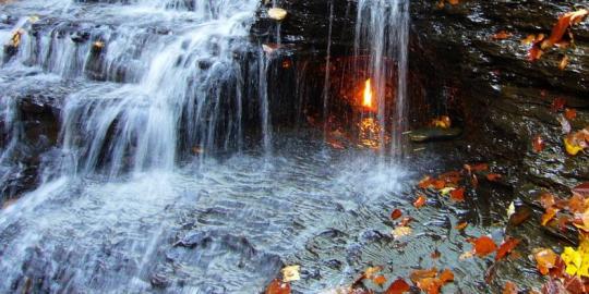 WOW...Api abadi ini Menyala dalam Air Terjun 