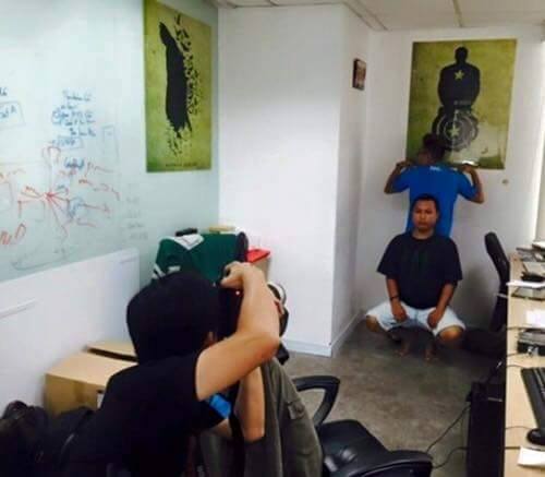 6 Foto Gokil Mengakali Pas Foto Latar Belakang Biru