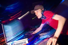 9 DJ Paling Terkenal di Dunia