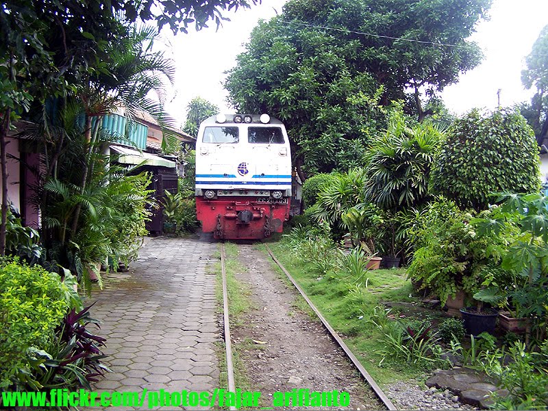 pictjalur-jalur-kereta-api-extreem-hanya-di-indonesia