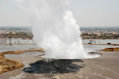 Sumur Minyak Pertamina EP di Prabumulih Sumsel Keluarkan Semburan Liar