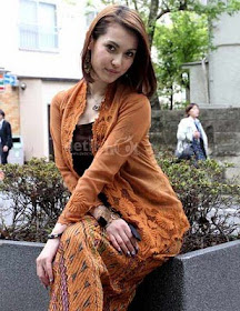 Cantiknya Maria Ozawa Ber &quot;Batik&quot; &#91;dan sisi lain Miyabi&#93;