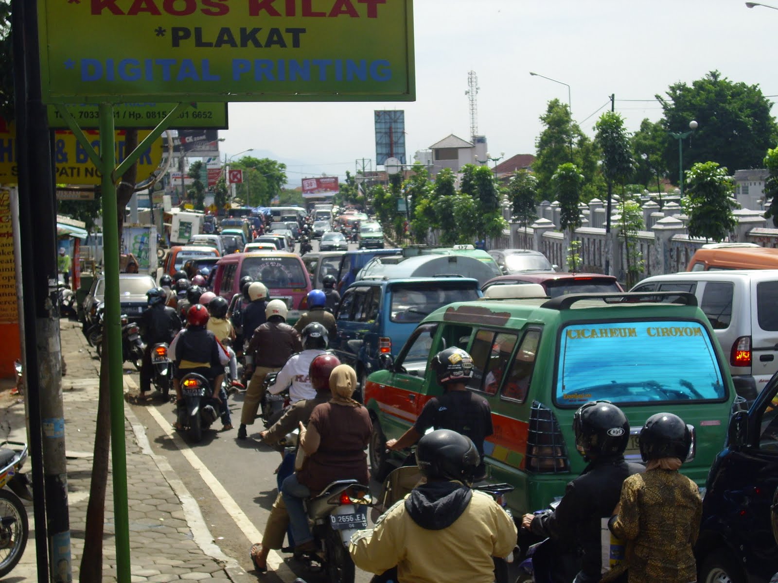 Gak Cuma Jakarta Yang Macet (foto-foto macet di beberapa kota di Indonesia gan)