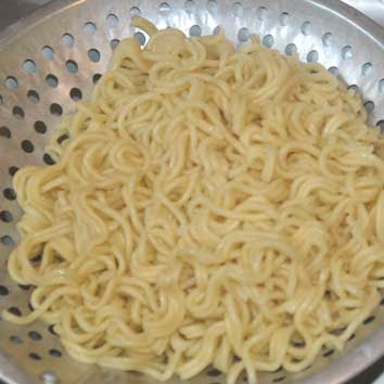 BAHAYA MIE INSTAN ( anak kost dan pecinta mie Instan Wajib masuk )