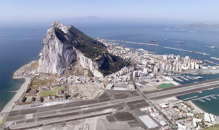 &#91;UNIK!&#93; Banda Paling Aneh Sedunia - Gibraltar International Airport &#91;IMG + VID&#93;