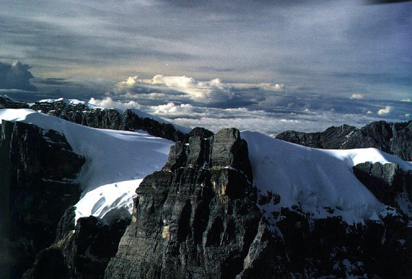 Piramida Cartensz : Gunung Tropis Bersalju Abadi