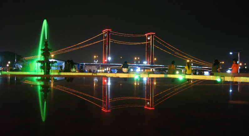 Jembatan-Jembatan Indah dimalam hari (Indonesia)