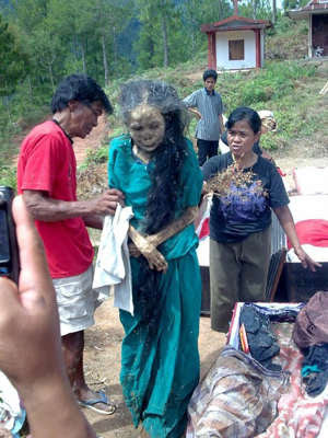 Fakta dibalik Mayat Berjalan Toraja