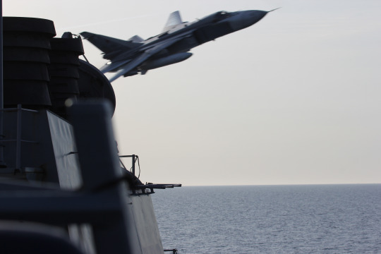 &#91;BERANI&#93; Su-24 Fencer Rusia kembali mengganggu USS Donal Cook