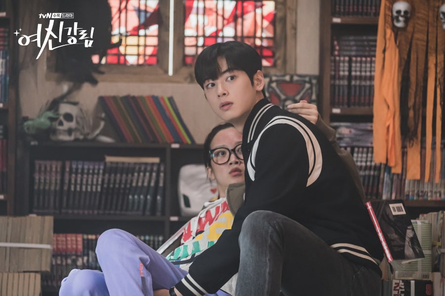 Pertemuan Moon Ga Young dan Cha Eun Woo di Toko Buku dalam Drama ‘True Beauty’