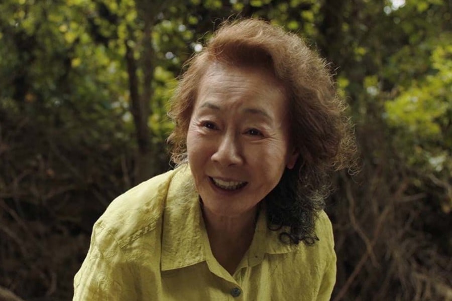 youn-yuh-jung-jadi-artis-korea-pertama-yang-raih-british-academy-film-award