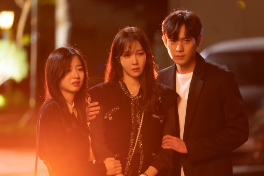 lee-ji-ah-kim-hyun-soo-dan-kim-young-dae-terlihat-berkabung-dalam--the-penthouse-3