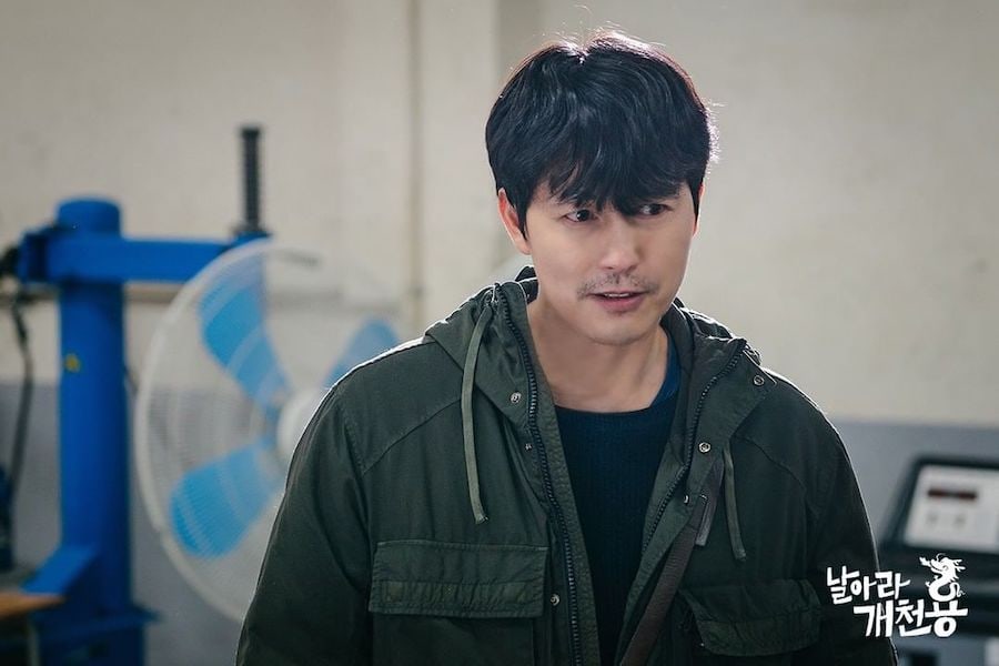 jung-woo-sung-tampil-perdana-jadi-reporter-di-delayed-justice