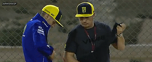 4-hal-kontroversial-di-balik-sahabat-rossi-yang-usir-marquez-di-motogp-argentina-2018