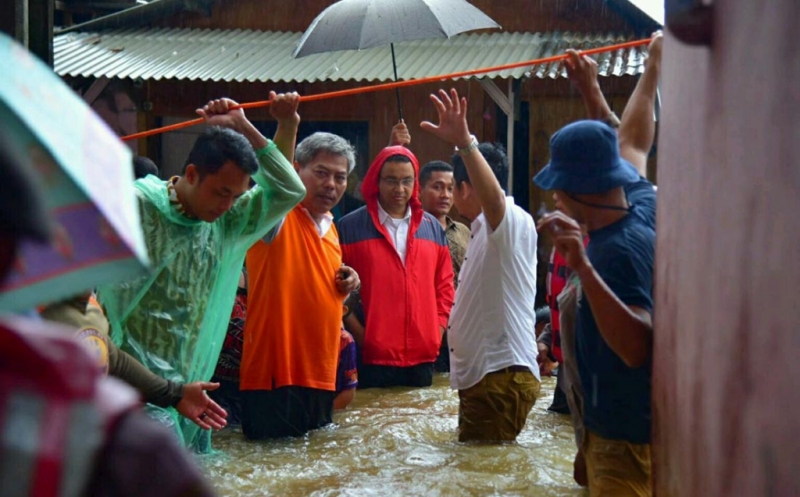 foto-foto-anies-baswedan-nyemplung-di-tengah-banjir-daerah-cipinang